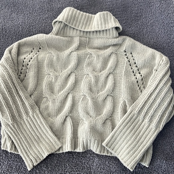 Moon and Madison cowl neck cropped sweater size M - Picture 4 of 10